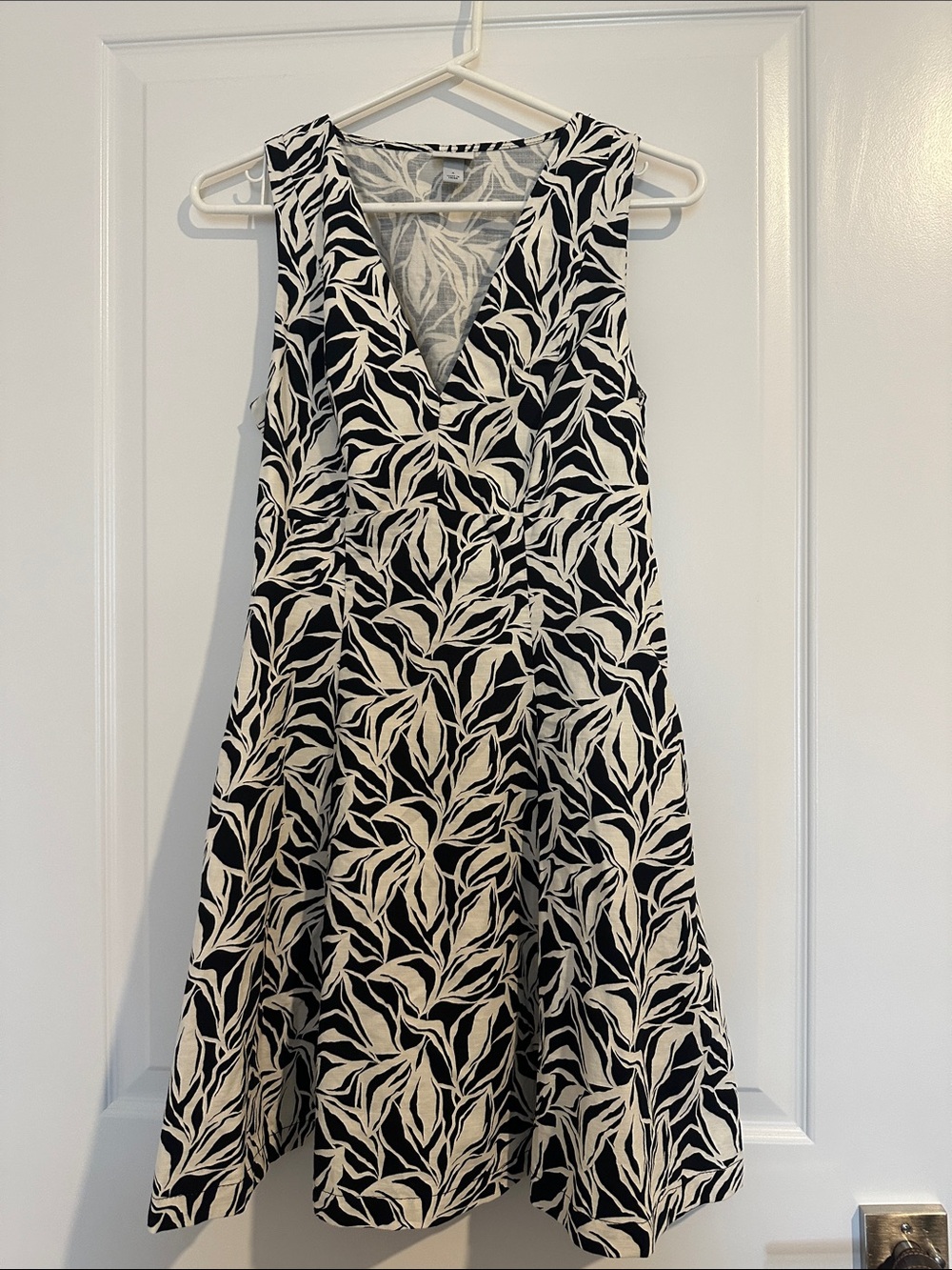 a new day Black & White Leaf-Print Sleeveless Midi Dress